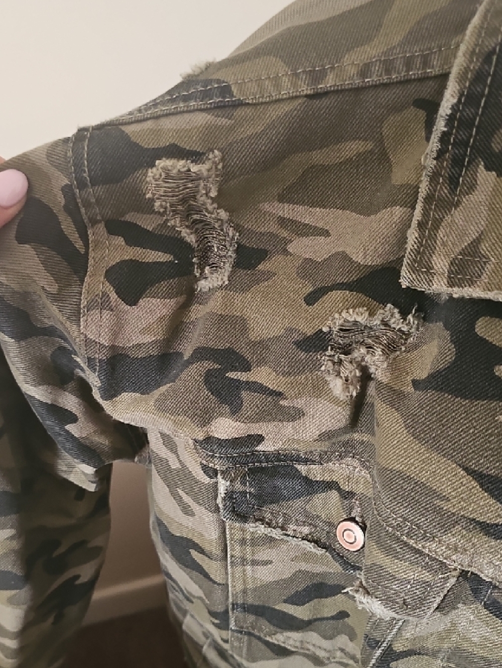 No Boundaries Olive Camo Distressed Denim Jacket - Picture 2 of 3